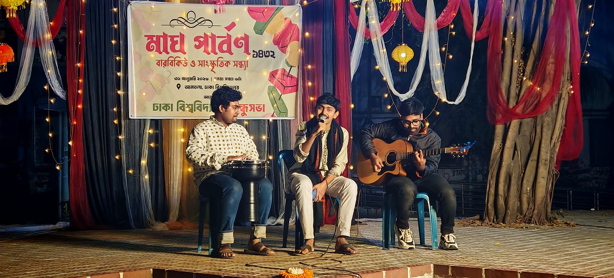 মাঘ পার্বণে ছিল মনোজ্ঞ সাংস্কৃতিক আয়োজন। আমতলা, ঢাকা বিশ্ববিদ্যালয়; ৩১ জানুয়ারি ২০২৬