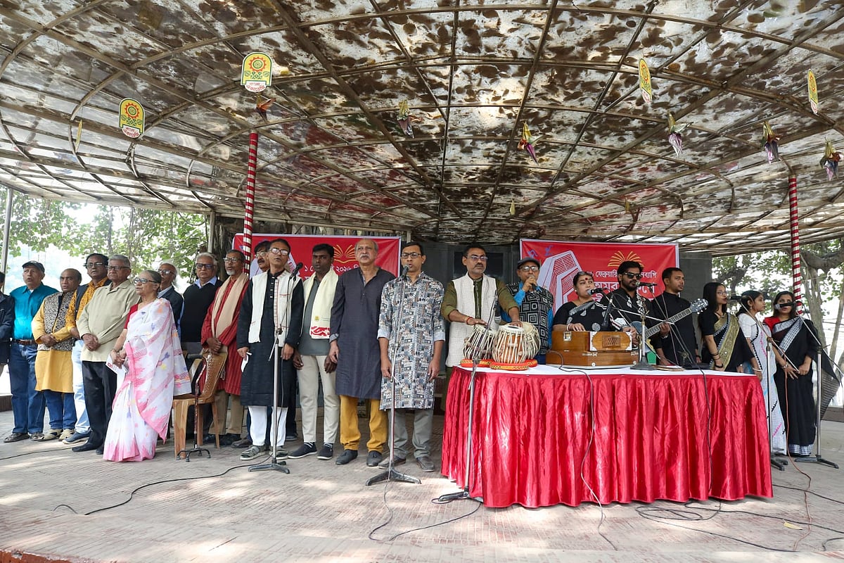 বাংলা একাডেমি প্রাঙ্গণে জাতীয় সংগীতের মাধ্যমে দিনব্যাপী প্রতীকী বইমেলার উদ্বোধন করা হয়। আজ রোববার সকালে