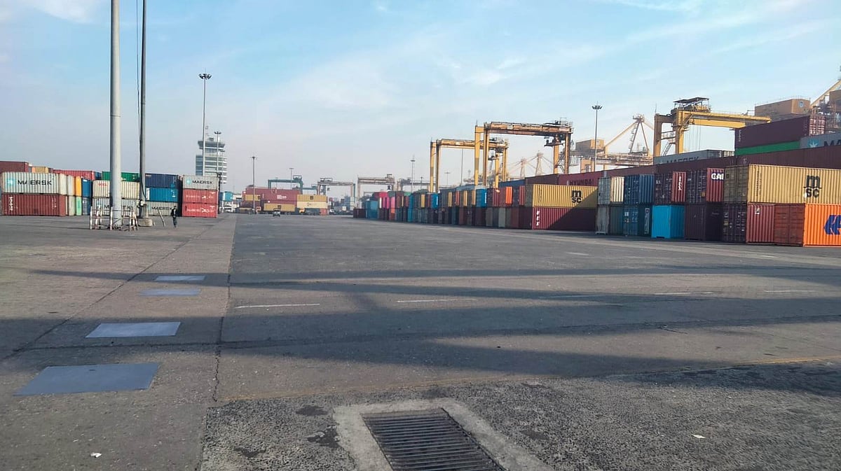 কর্মবিরতির কারণে কার্যক্রম অনেকটাই বন্ধ রয়েছে চট্টগ্রাম বন্দরের সিসিটি জেটিতে। আজ সকাল সাড়ে নয়টায় তোলা