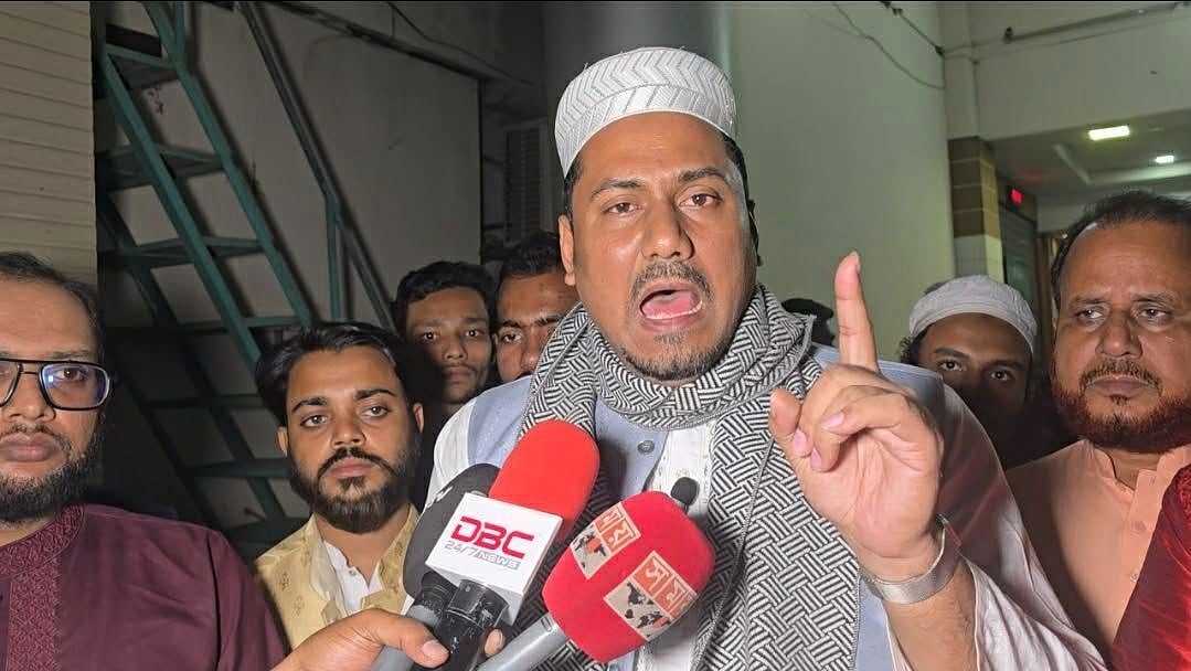 গাজীপুর-২ আসনে ১১–দলীয় জোটের প্রার্থী আলী নাছের খান। গতকাল শনিবার রাতে গাজীপুর মহানগর পুলিশ কমিশনারের কার্যালয়ে