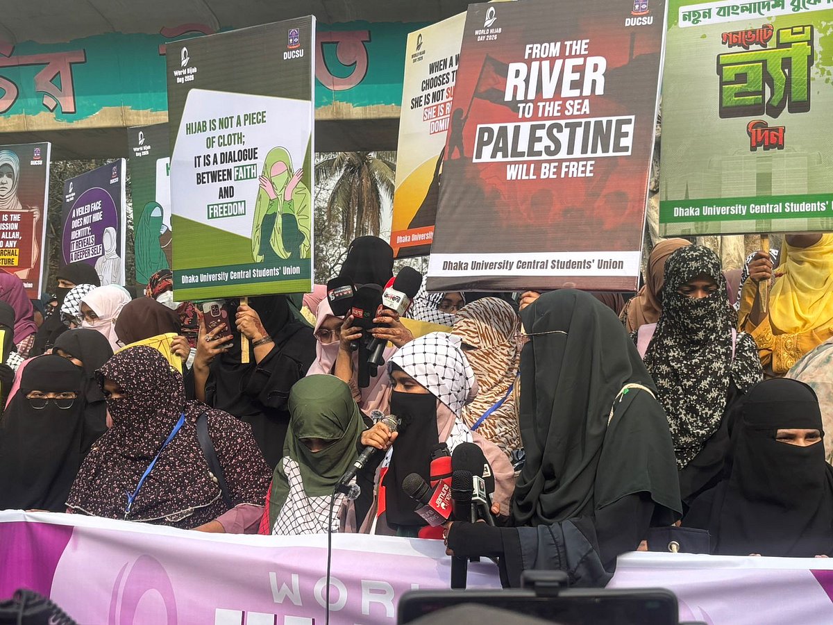 বিশ্ব হিজাব দিবস উপলক্ষে রাজু ভাস্কর্যের পাদদেশে মানববন্ধন করেন ঢাকা বিশ্ববিদ্যালয়ের একদল নারী শিক্ষার্থী। ১ ফেব্রুয়ারি ২০২৬
