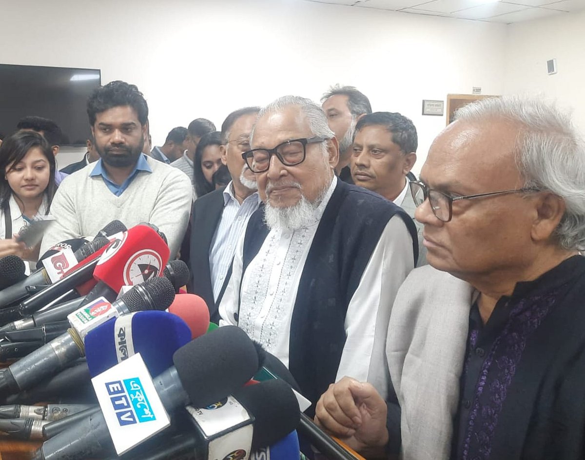 সাংবাদিকদের ব্রিফ করছেন বিএনপির স্থায়ী কমিটির সদস্য নজরুল ইসলাম খান। আজ রোববার দুপুরে রাজধানীর আগারগাঁওয়ে নির্বাচন ভবনে