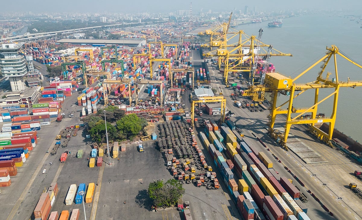 চট্টগ্রাম বন্দরের নিউমুরিং কনটেইনার টার্মিনাল (এনসিটি) ইজারা দেওয়ার সিদ্ধান্তের প্রতিবাদে কর্মবিরতিতে স্থবির হয়ে পড়ে বন্দরের কার্যক্রম।  আজ বেলা ১১টায় বন্দর এলাকায়