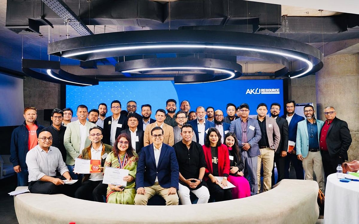 দেশের বিভিন্ন করপোরেট প্রতিষ্ঠানের ৪০ জন জ্যেষ্ঠ পেশাজীবী ‘লিডারশিপ ইন অ্যান এআই-ড্রিভেন ওয়ার্ল্ড’ শীর্ষক কর্মশালায় অংশ নেন