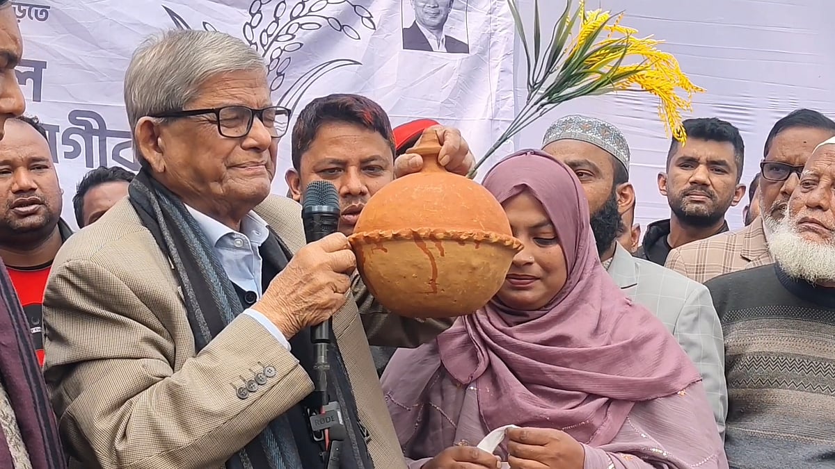 বিএনপির মহাসচিব মির্জা ফখরুল ইসলাম আলমগীরের নির্বাচনী খরচের জন্য মাটির ব্যাংক ভর্তি টাকা ও ডিম উপহার দেন এক তরুণী। উপহার পেয়ে আবেগে কেঁদে ফেলেন তিনি। আজ সদর উপজেলার কাজীপাড়া এলাকায়