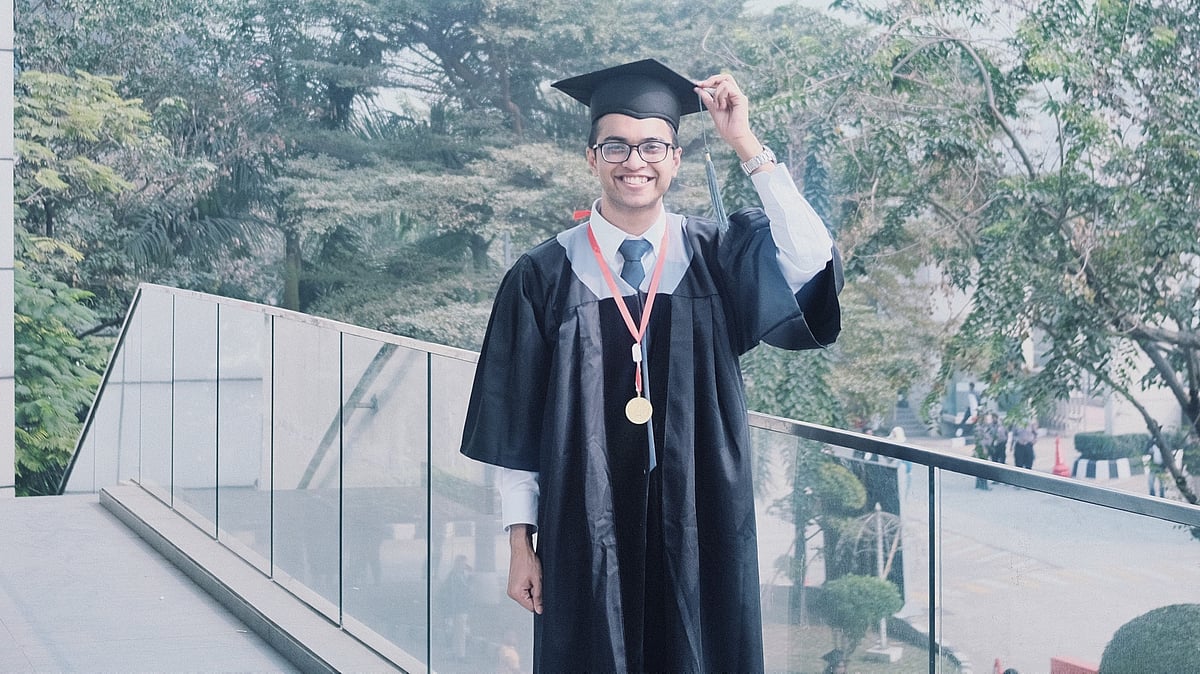 ইনডিপেনডেন্ট ইউনিভার্সিটি বাংলাদেশের (আইইউবি) ২৬তম সমাবর্তনে ‘অলরাউন্ডার স্বর্ণপদক’ পেয়েছেন আহমদ তাওসিফ