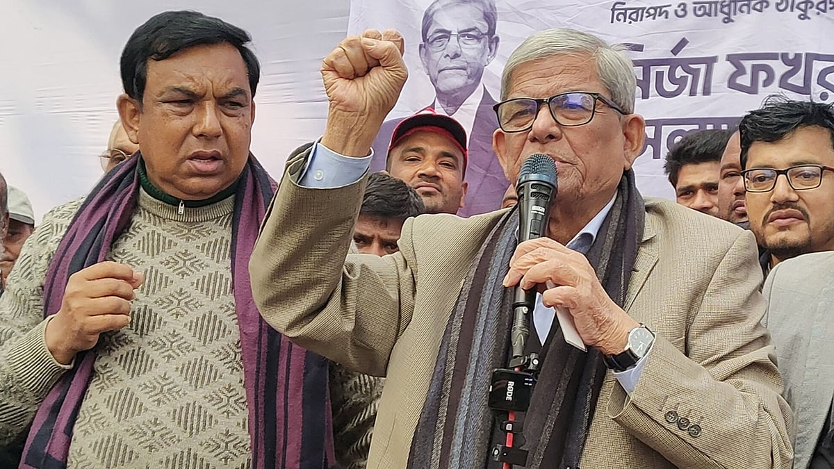 নির্বাচনী সভায় বিএনপির মহাসচিব ও ঠাকুরগাঁও-১ আসনে দলটির প্রার্থী মির্জা ফখরুল ইসলাম আলমগীর বক্তব্য দিচ্ছেন। বোরবার দুপুরে ঠাকুরগাঁও সদর উপজেলার মোহাম্মদপুর ইউনিয়নের কাজীপাড়া এলাকায়