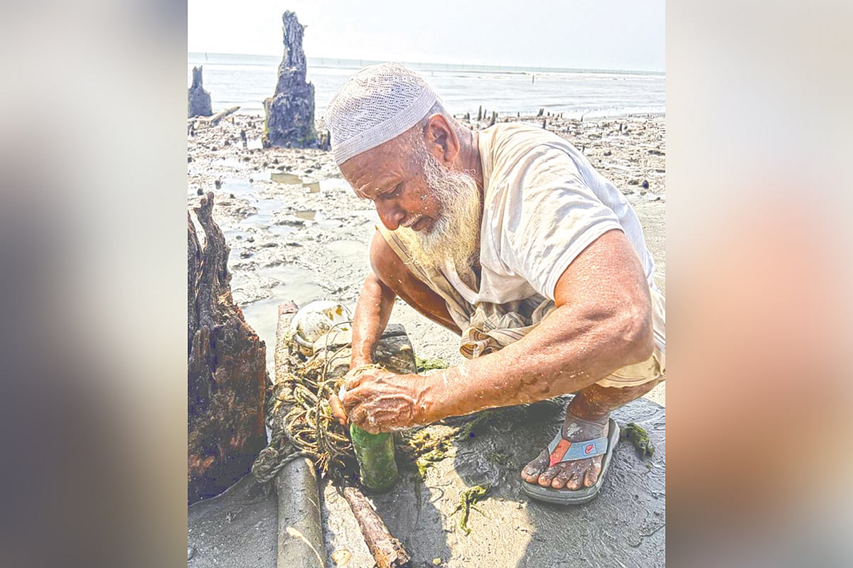 পটুয়াখালীর গঙ্গামতীর চরে মাছ ধরার জাল ঠিক করার সময় কথা বলছিলেন ৭৫ বছর বয়সী রুস্তুম আলী। গতকাল দুপুর ১২টায়