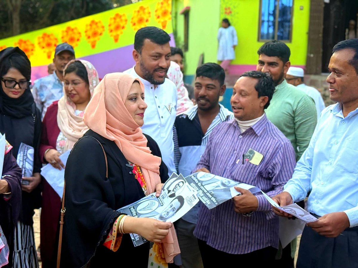 চট্টগ্রাম–৫ (হাটহাজারী) আসনে বিএনপির প্রার্থী মীর মোহাম্মদ হেলালের পক্ষে প্রচারণা করছেন তাঁর স্ত্রী নওশীন আরজান চৌধুরী। গত বৃহস্পতিবার দুপুরে হাটহাজারীর নাঙ্গলমোড়া এলাকায়