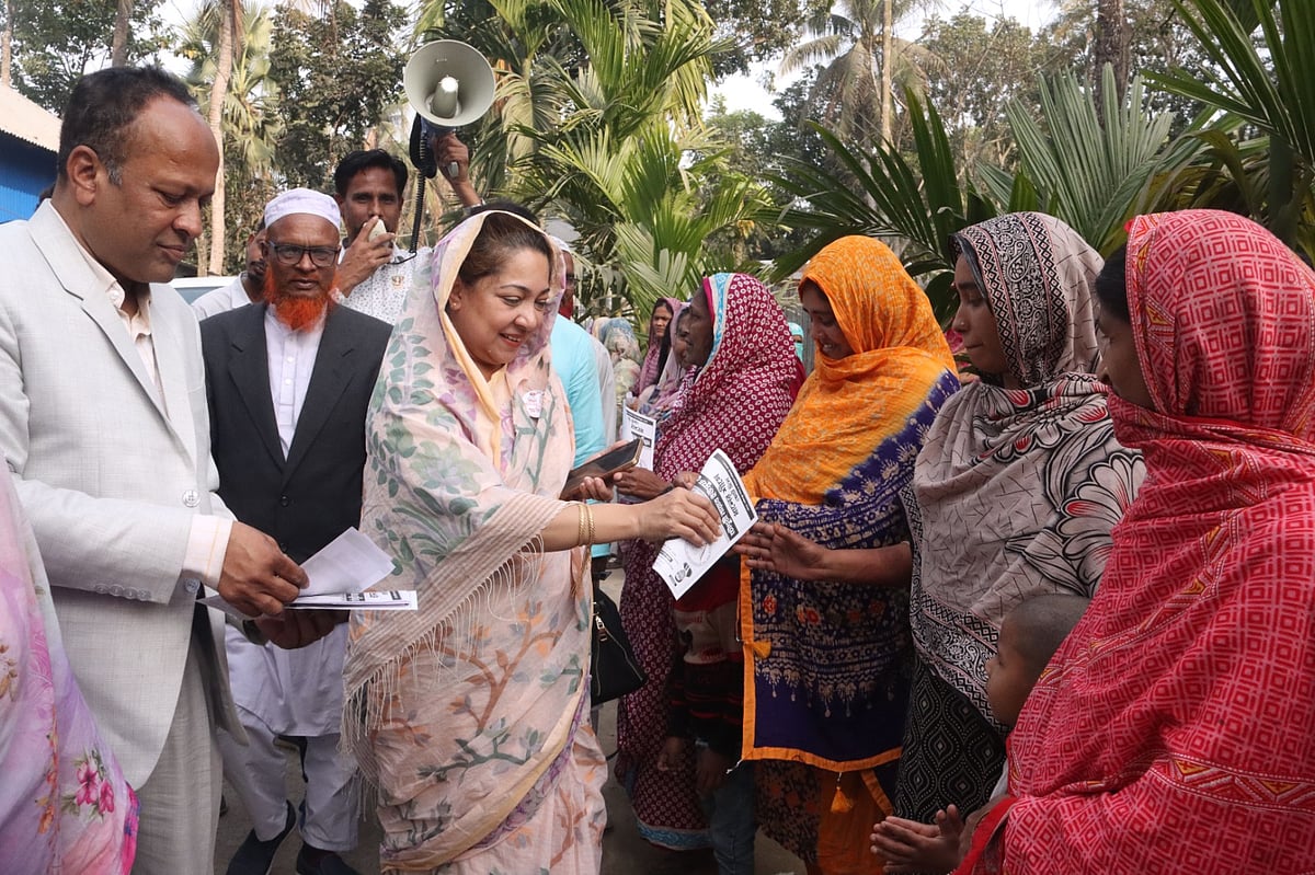 নির্বাচনী প্রচারে ফরিদপুর–৩ আসনে বিএনপির প্রার্থী নায়াব ইউসুফ। আজ রোববার দুপুরে ফরিদপুর সদর উপজেলার কৈজুরী ইউনিয়নের তুলা গ্রামে
