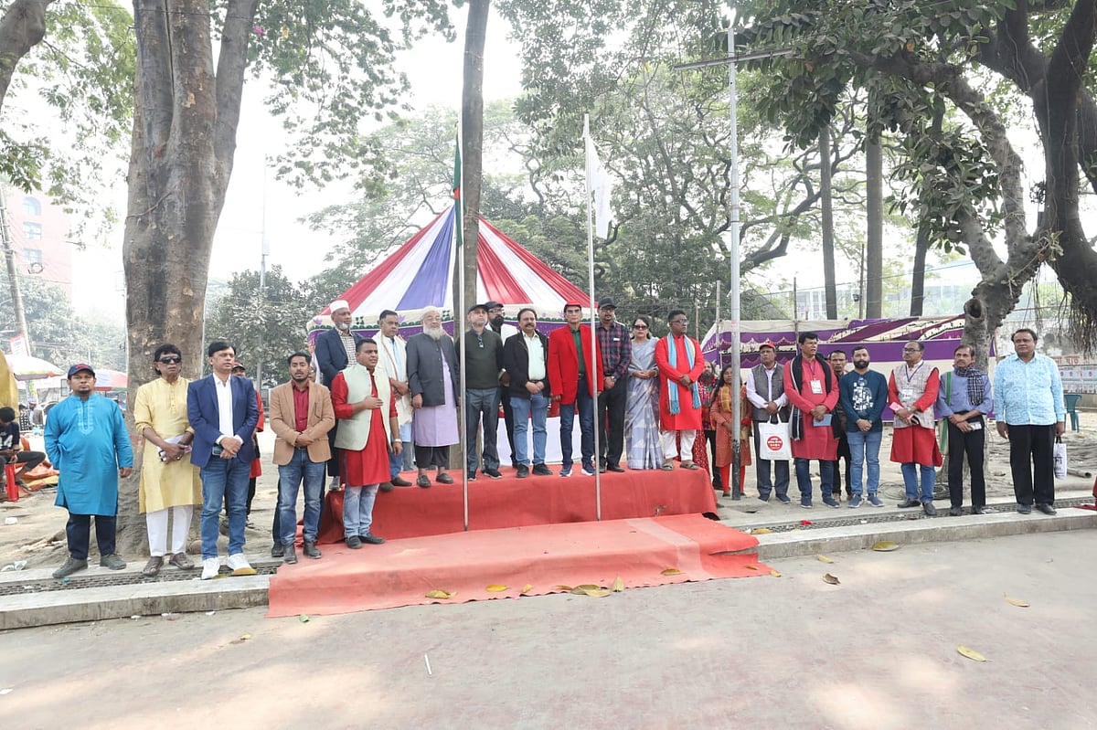 জাতীয় সংগীত ও পতাকা উত্তোলনের মধ্য দিয়ে জাতীয় কবিতা উৎসবের আনুষ্ঠানিকতা শুরু হয়। আজ রোববার সকালে কেন্দ্রীয় শহীদ মিনারে