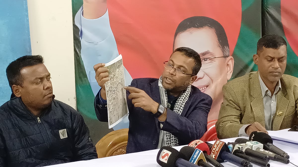 পঞ্চগড়-১ আসনের বিএনপি মনোনীত প্রার্থী নওশাদ জমিরের ব্যানার পুড়িয়ে দেওয়ার অভিযোগে সংবাদ সম্মেলন। রোববার সন্ধ্যায় পঞ্চগড় জেলা বিএনপি কার্যালয়ে