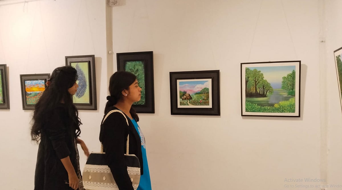 ‘প্রকৃতি ও জীবন: রঙে রঙে প্রথম যাত্রা’ শীর্ষক চিত্র প্রদর্শনীটি চলছে সিলেট নগরের কুমারপাড়া এলাকার শাহ আলম গ্যালারি অব ফাইন আর্টসে। আজ সন্ধ্যায় তোলা