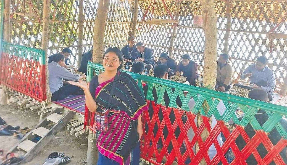 নীলা চাকমা রাঙামাটি সদরের মঘবান ইউনিয়নে নিজেদের ভিটায় গড়ে তোলেন অতিথিশালা ‘গরবা গুদি’