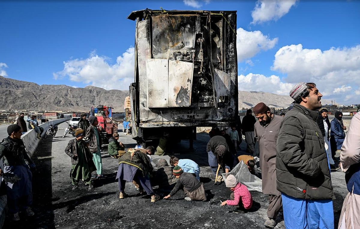 সহিংস হামলার পর মানুষ ক্ষতিগ্রস্ত যানবাহনের যন্ত্রাংশ কুড়াচ্ছে মানুষ। কোয়েটা, বেলুচিস্তান, ২ ফেব্রুয়ারি ২০২৬