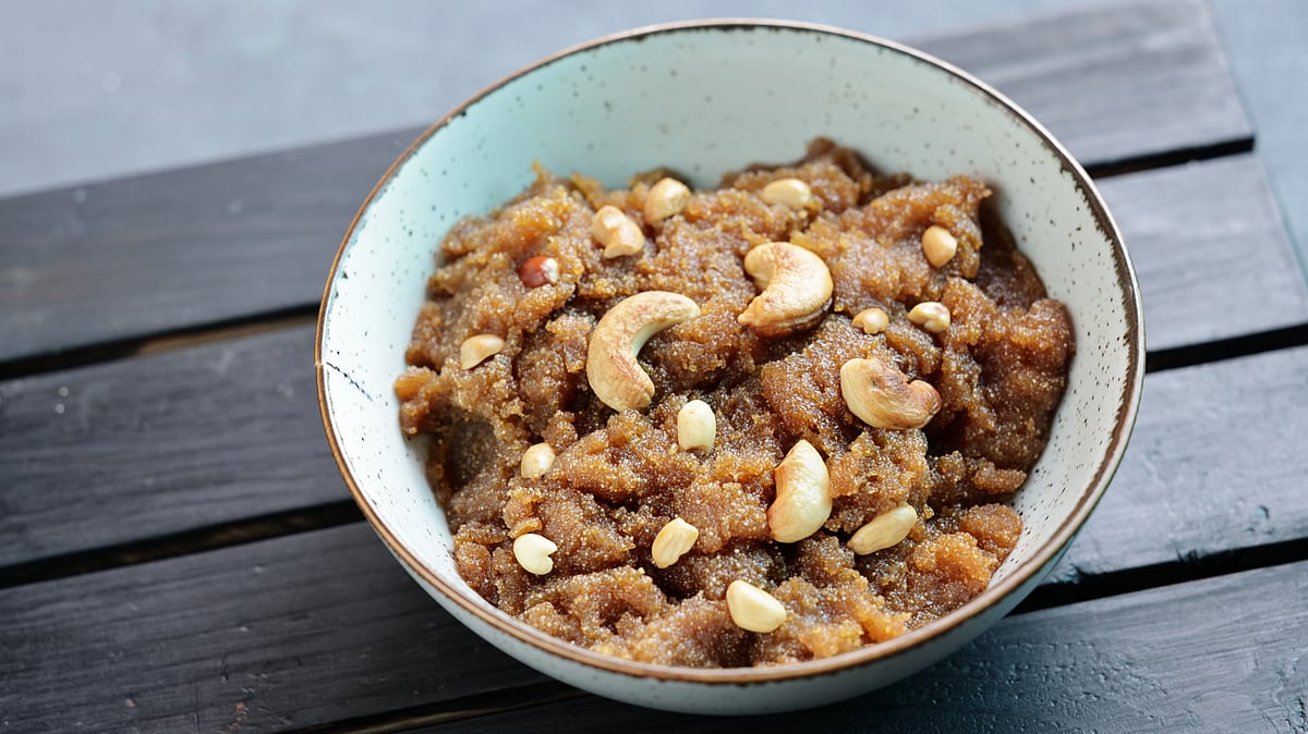 নলেন গুড়ের হালুয়া