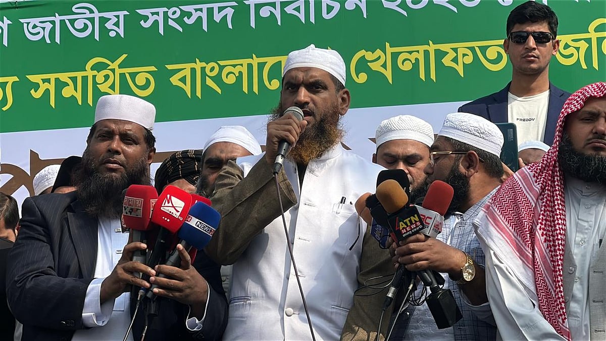 গোপালগঞ্জ শহরের এসএস বাইপাস সড়কে সম্মিলিত জেলা কার্যালয়ের সামনে আয়োজিত এক পথসভায় বক্তব্য দেন বাংলাদেশ খেলাফত মজলিসের আমির মামুনুল হক। আজ সোমবার দুপুর ১২টার দিকে