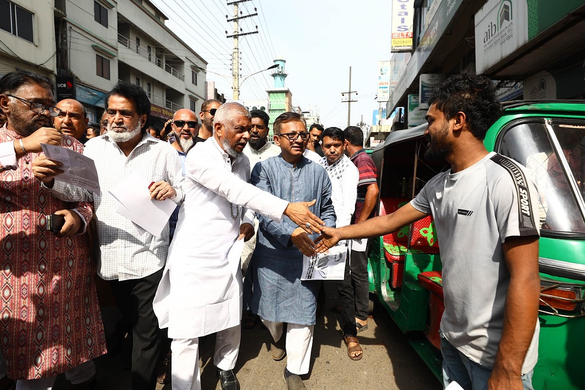 সিলেট-১ আসনে বিএনপির প্রার্থী খন্দকার আবদুল মুক্তাদীরের পক্ষে ভোটের প্রচারণা চালান সিলেট সিটি করপোরেশনের সাবেক মেয়র ও সিলেট-৪ আসনে বিএনপির প্রার্থী আরিফুল হক চৌধুরী। আজ সোমবার সিলেট নগরের আম্বরখানা এলাকায়