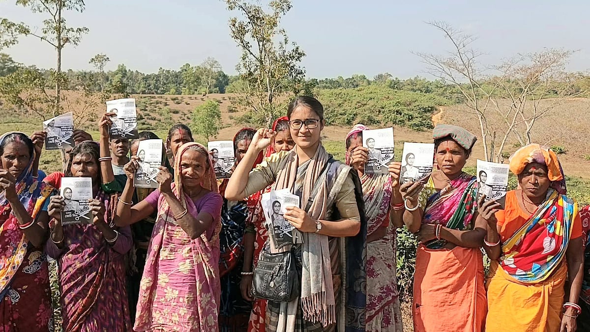 চা-শ্রমিক নারীদের মধ্যে প্রচারপত্র বিলি করছেন মৌলভীবাজার-২ আসনে বাসদ (মার্ক্সবাদী) মনোনীত ও গণতান্ত্রিক যুক্তফ্রন্ট–সমর্থিত প্রার্থী সাদিয়া নোশিন তাসনিম চৌধুরী। সম্প্রতি তোলা