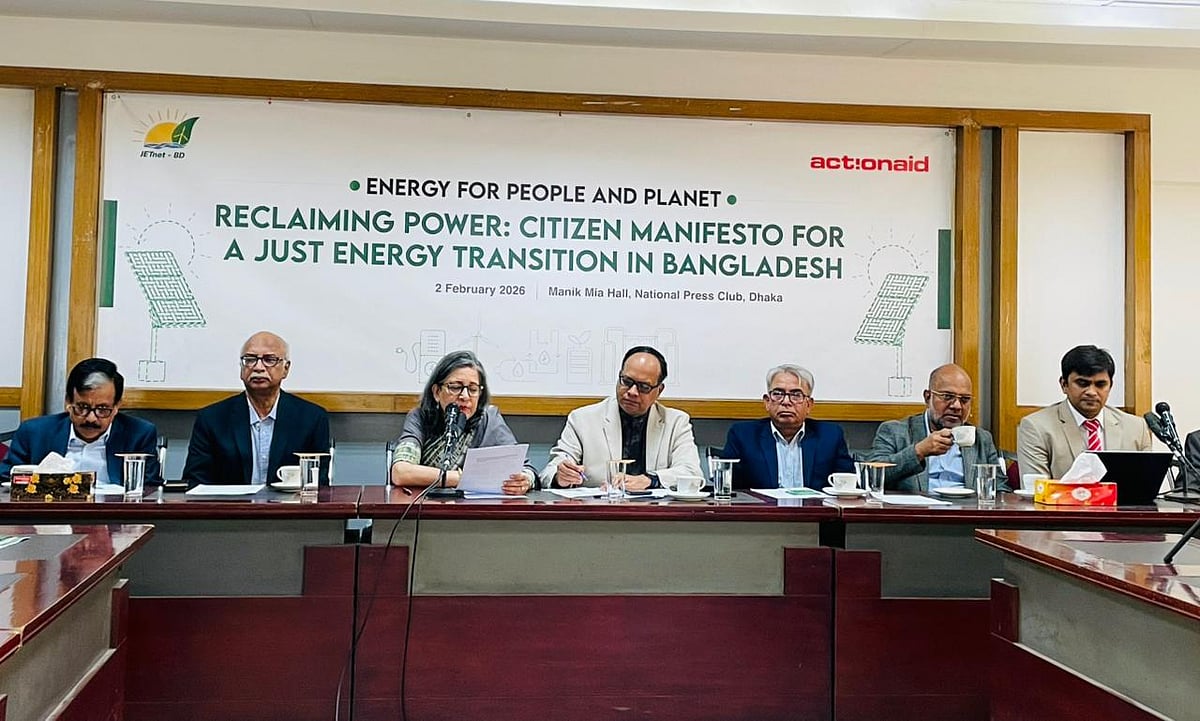 ‘জ্বালানির জন-মালিকানা: বাংলাদেশের ন্যায্য জ্বালানি রূপান্তর’ শীর্ষক সংবাদ সম্মেলনে আলোচকেরা। তফাজ্জল হোসেন মানিক মিয়া হল মিলনায়তন, জাতীয় প্রেসক্লাব। ২ ফেব্রুয়ারি ২০২৬