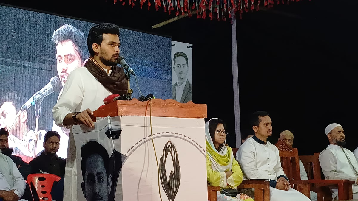 পঞ্চগড়-১ আসনের ১১–দলীয় নির্বাচনী ঐক্যের প্রার্থী সারজিস আলমের নির্বাচনী পথসভায় বক্তব্য দেন আসিফ মাহমুদ সজীব ভুঁইয়া। সোমবার সন্ধ্যার পর পঞ্চগড় সদর উপজেলার সাতমেরা ফুলবাড়ি উচ্চবিদ্যালয় মাঠে