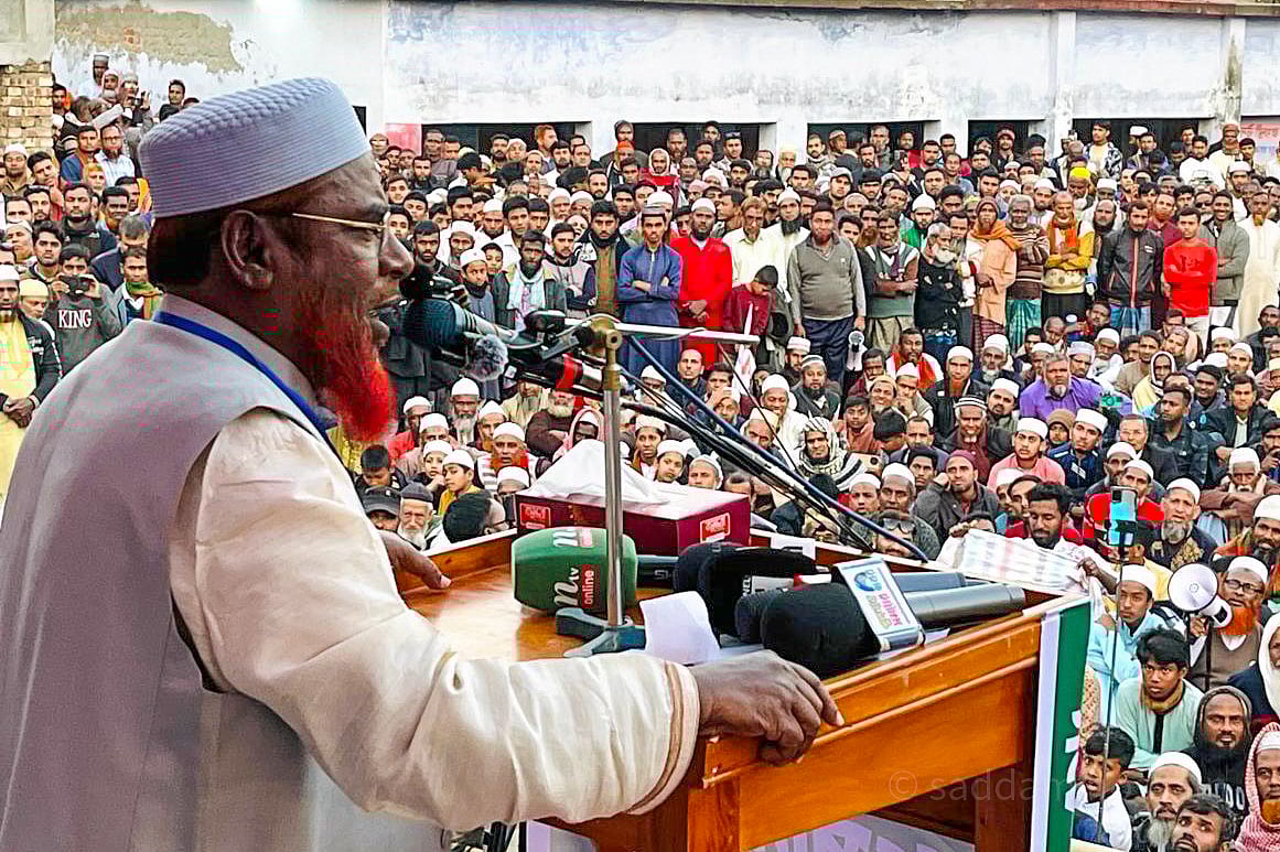 নির্বাচনী জনসভায় বক্তব্য দিচ্ছেন বাংলাদেশ জামায়াতে ইসলামীর সেক্রেটারি জেনারেল ও খুলনা-৫ আসনে দলটির প্রার্থী মিয়া গোলাম পরওয়ার। সোমবার বিকেলে খুলনা ডুমুরিয়া উপজেলার চুকনগর বালিকা বিদ্যালয় মাঠে