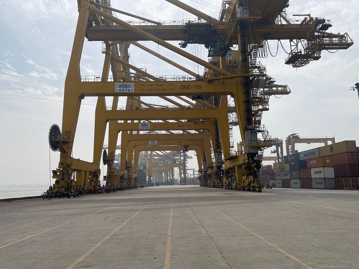 কর্মবিরতির কারণে প্রায় স্থবির হয়ে পড়েছে চট্টগ্রাম বন্দরের নিউমুরিং কনটেইনার টার্মিনালের (এনসিটি) কার্যক্রম। আজ দুপুরে তোলা