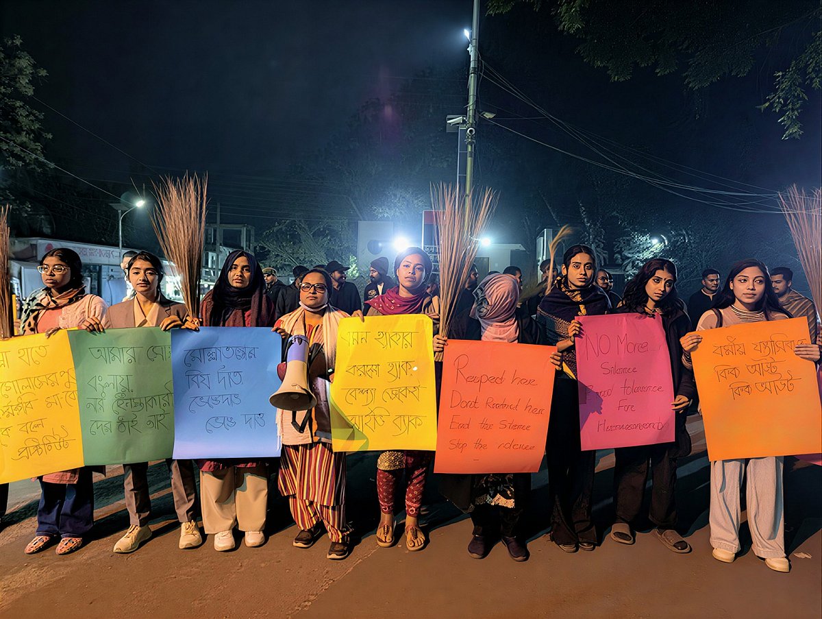 কর্মজীবী নারীদের নিয়ে আপত্তিকর মন্তব্যের প্রতিবাদে চট্টগ্রাম বিশ্ববিদ্যালয়ে ঝাড়ু মিছিল করে শিক্ষার্থীরা। গতকাল রাতে