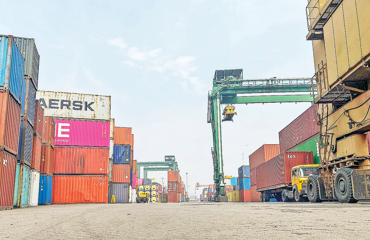 কর্মবিরতির কারণে প্রায় স্থবির হয়ে পড়েছে চট্টগ্রাম বন্দরের নিউমুরিং কনটেইনার টার্মিনালের (এনসিটি) কার্যক্রম। গতকাল বেলা একটায়