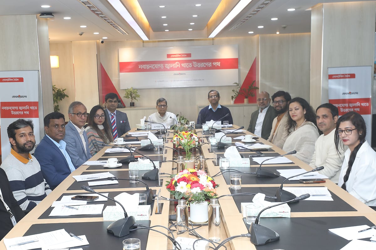 ‘নবায়নযোগ্য জ্বালানি খাতে উত্তরণের পথ’ শীর্ষক গোলটেবিল বৈঠকে অংশগ্রহণকারীরা। গত ২৫ জানুয়ারি ২০২৬ ঢাকার প্রথম আলো কার্যালয়ে