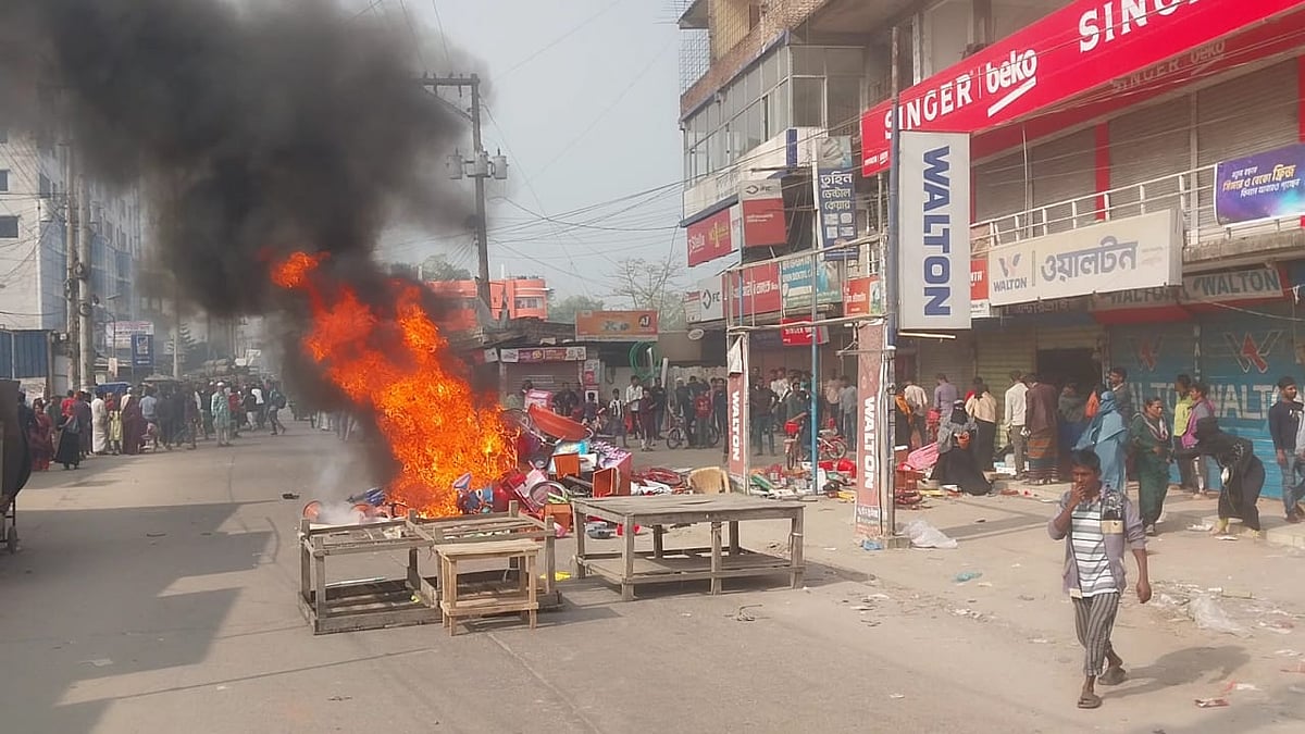 মুন্সিগঞ্জের শ্রীনগর উপজেলায় জমি নিয়ে বিরোধের জেরে এক ব্যক্তির মৃত্যুর খবর ছড়িয়ে পড়লে স্বজন ও বিক্ষুব্ধ জনতা আগুন জ্বালিয়ে সড়ক অবরোধ করেন। আজ বেলা ১১টার দিকে উপজেলার বালাসুর বাজারে শ্রীগনর-দোহার সড়কে