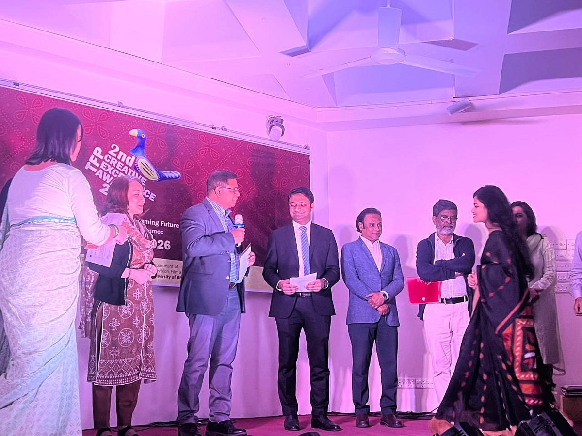 শিক্ষার্থীদের হাতে পুরস্কার তুলে দিচ্ছেন ঢাকা বিশ্ববিদ্যালয়ের সহ–উপাচার্য (শিক্ষা) অধ্যাপক মামুন আহমেদ। মুজাফফর আহমেদ চৌধুরী মিলনায়তন, ঢাকা বিশ্ববিদ্যালয়। ৩ ফেব্রুয়ারি ২০২৬