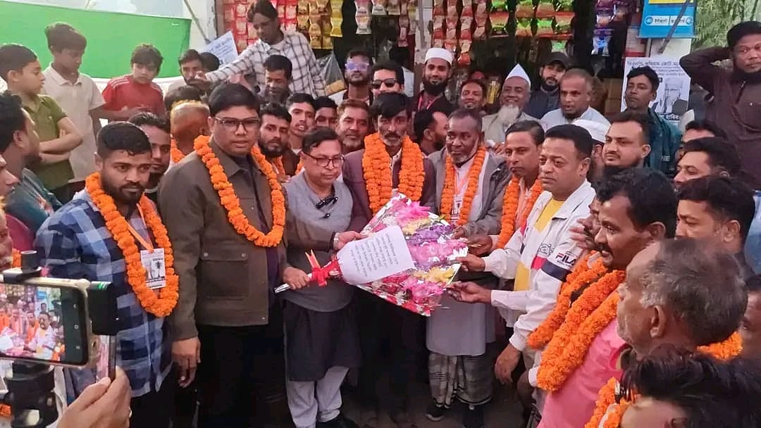 ব্রাহ্মণবাড়িয়ার সরাইল উপজেলার কালীকচ্ছ ইউনিয়নে সমাবেশের একপর্যায়ে বিএনপির স্থানীয় নেতারা দলটিতে নতুন যোগদানকারীদের ফুলের মালা পরিয়ে বরণ করে নেন। গতকাল বিকেলে সূর্যকান্দী লস্করবাড়ি মোড়ে