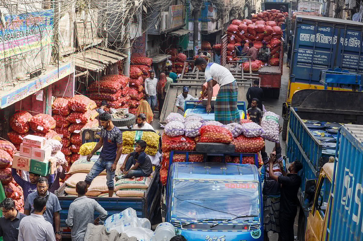 দেশের সবচেয়ে বড় পাইকারি বাজার খাতুনগঞ্জ। এটি চট্টগ্রাম নগরের ৯ আসনে অবস্থিত। দৈনিক হাজার কোটি টাকার লেনদেন হলেও বাজারের সড়কটি এখনো সরু। ফলে লেগে থাকে যানজট। আজ বেলা একটায়