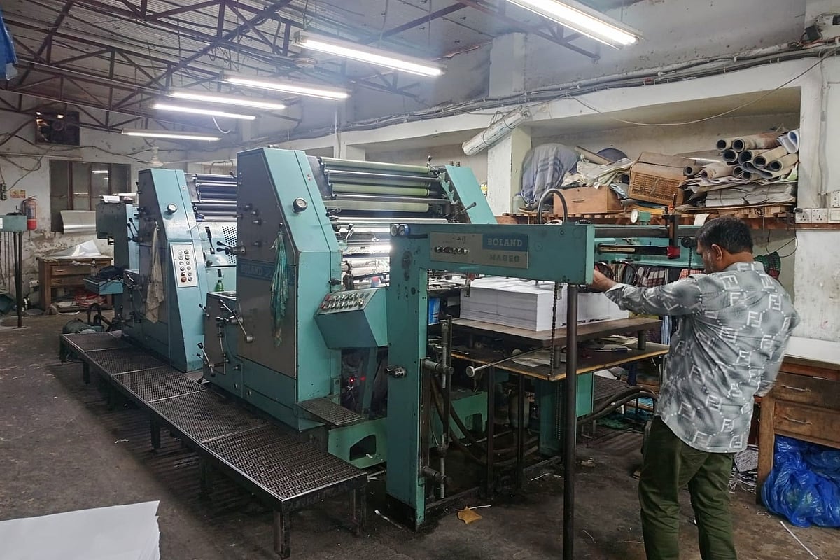 রাজধানীর ফকিরাপুল এলাকায় একটি ছাপাখানায় ব্যস্ততা নেই তেমন একটা।