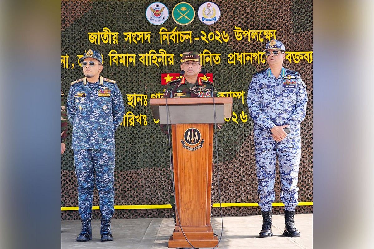 আসন্ন ত্রয়োদশ জাতীয় সংসদ নির্বাচন ও গণভোট-২০২৬ উপলক্ষে গাজীপুর জেলা পরিদর্শন করেন সেনাপ্রধান জেনারেল ওয়াকার-উজ-জামান। এ সময় তাঁর সঙ্গে ছিলেন নৌবাহিনীর প্রধান অ্যাডমিরাল এম নাজমুল হাসান এবং বিমানবাহিনীর প্রধান এয়ার চিফ মার্শাল হাসান মাহমুদ খাঁন