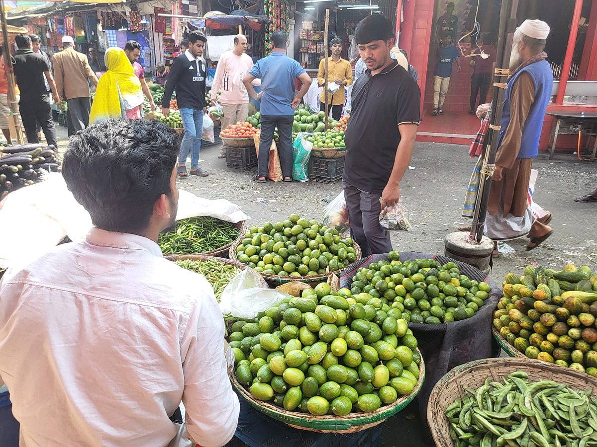লেবুর দাম নিয়ে বিক্রেতার সঙ্গে দর-কষাকষি করছে এক ক্রেতা। আজ মঙ্গলবার রাজধানীর কারওয়ান বাজারে