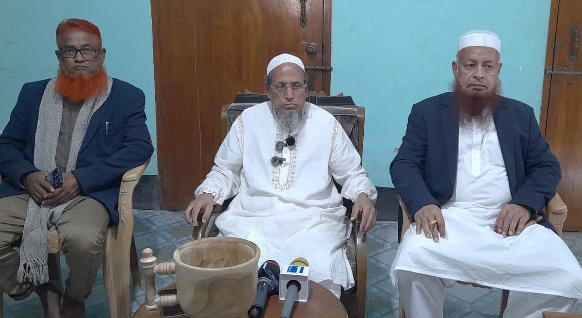 সংবাদ সম্মেলনে বক্তব্য দেন বিএনপির ‘বিদ্রোহী’ প্রার্থী কাজী মো. মফিজুর রহমান। আজ দুপুরে সেনবাগ উপজেলার পরিকোট গ্রামের নিজ বাড়িতে