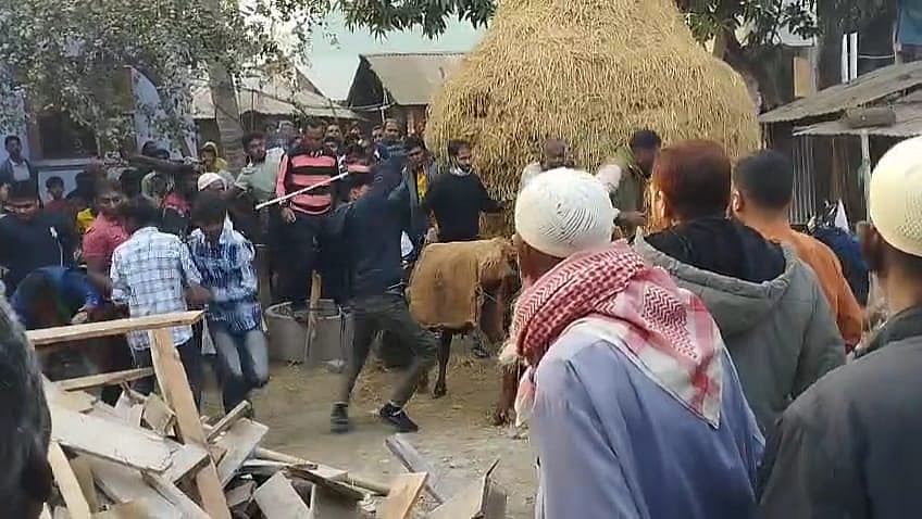 নওগাঁ-৫ আসনে নির্বাচনী প্রচারণার সময় বিএনপি-জামায়াত সংঘর্ষ অন্তত ১৩ জন আহত হয়েছেন। মঙ্গলবার বিকেলে নওগাঁ সদর উপজেলার চক গোপাই গ্রামে