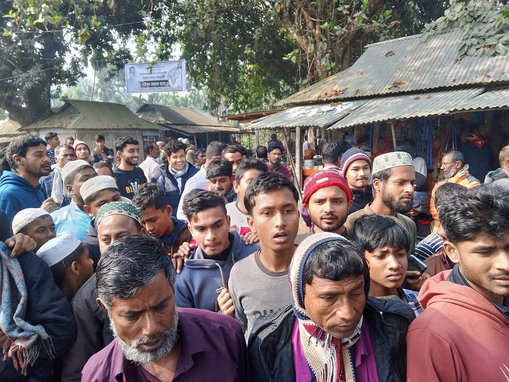 কুড়িগ্রামের ভূরুঙ্গামারী উপজেলায় গরু চুরির ঘটনায় আটক ব্যক্তিদের মাদক মামলার আসামি করায় স্থানীয় লোকজন বিক্ষোভ করেন। গতকাল সোমবার ভূরুঙ্গামারী উপজেলার জয়মনিরহাট ইউনিয়নের শিংঝাড় বিওপি এলাকায়