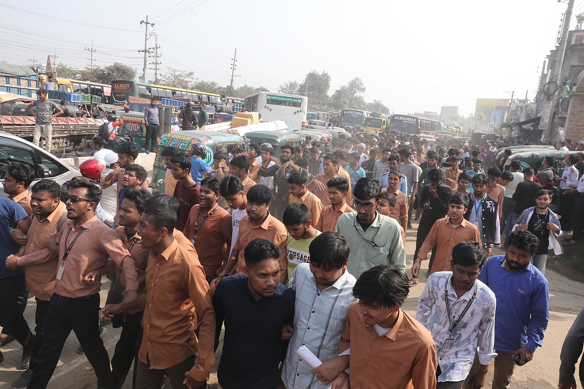 বগুড়ায় পলিটেকনিকের শিক্ষার্থীদের ঢাকা-রংপুর মহাসড়ক অবরোধ করে বিক্ষোভ। মঙ্গলবার দুপুরে বগুড়ার বনানী লিচুতলা এলাকায়