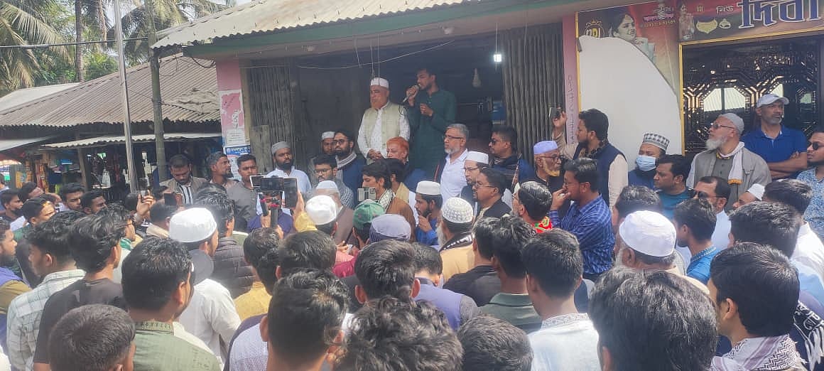 সন্দ্বীপের মুনশিরহাটে বিক্ষোভ সমাবেশে বক্তব্য দেন জামায়াতের প্রার্থী মুহাম্মদ আলা উদ্দীন