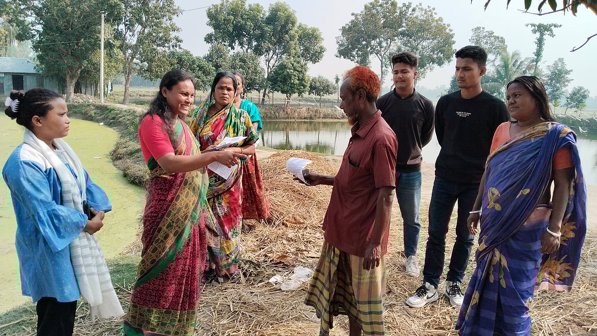 গণসংযোগ করছেন রংপুর-৪ আসনে বাসদের (মার্ক্সবাদী) প্রার্থী প্রগতি বর্মণ। মঙ্গলবার দুপুরে রংপুরের পীরগাছা উপজেলার ইটাকুমারী ইউনিয়নের হাতিরামের দীঘি গ্রামে