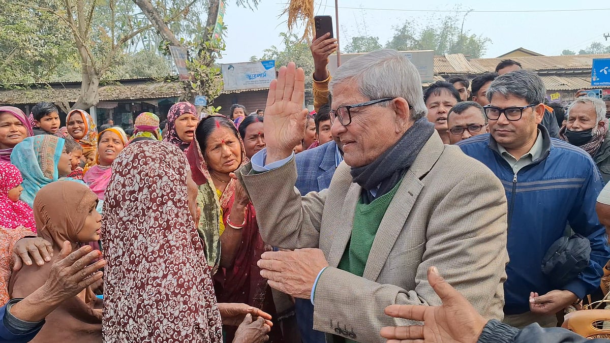 নির্বাচনী গণসংযোগ করছেন বিএনপির মহাসচিব মির্জা ফখরুল ইসলাম আলমগীর। বুধবার ঠাকুরগাঁও সদর উপজেলার বেগুনবাড়ি ইউনিয়নে 