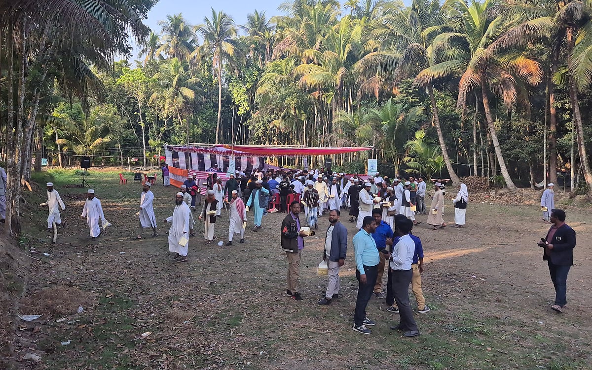 চাঁদপুরের ফরিদগঞ্জ উপজেলার রূপসা দক্ষিণ ইউনিয়নের নারীদের ভোটদানে উৎসাহ জোগাতে স্থানীয় লোকজনের সঙ্গে জেলা প্রশাসনের বৈঠক। গতকাল বিকেলে সাহেবগঞ্জ এলাকায়