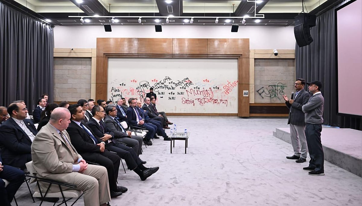 জুলাই গণ-অভ্যুত্থান স্মৃতি জাদুঘর পরিদর্শন করেছেন ঢাকায় কর্মরত বিভিন্ন দেশের কূটনীতিকেরা। ৩ ফেব্রুয়ারি