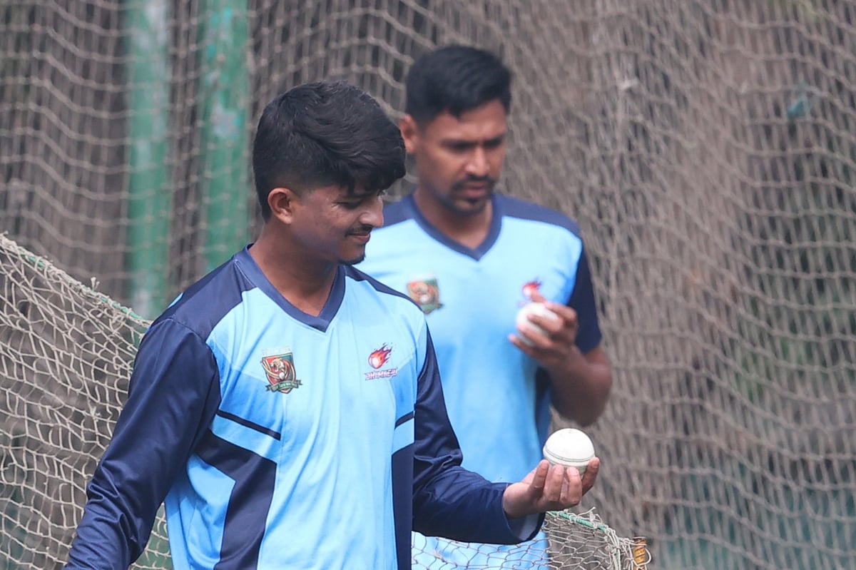 ধূমকেতু একাদশের হয়ে অনুশীলন করছেন মেহেদী হাসান ও মোস্তাফিজুর রহমান