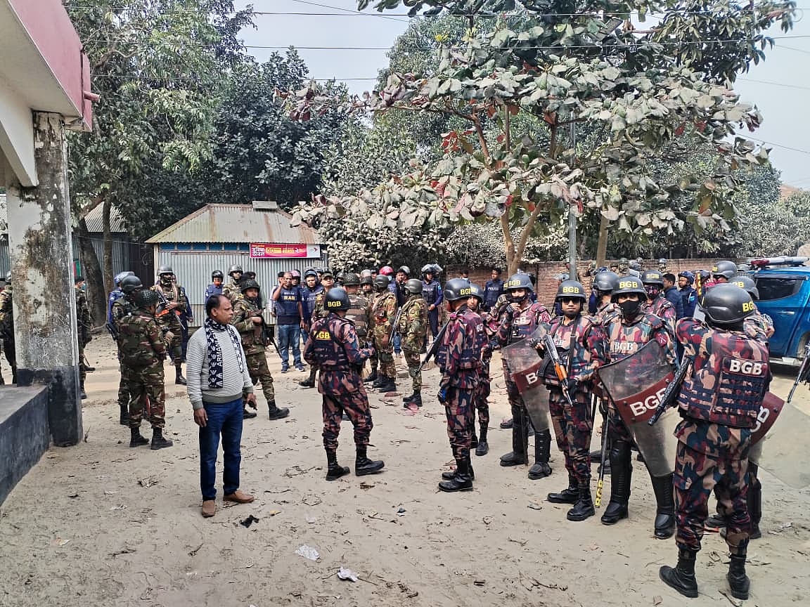 নরসিংদীর রায়পুরা উপজেলায় আধিপত্য বিস্তার ও গোষ্ঠীগত দ্বন্দ্বের জেরে এক কিশোর নিহত হয়েছে। পরে পরিস্থিতির নিয়ন্ত্রণ নেয় আইনশৃঙ্খলা রক্ষাকারী বাহিনী। আজ বুধবার সকালে উপজেলার চরাঞ্চল শ্রীনগর ইউনিয়নের সায়দাবাদ এলাকায়