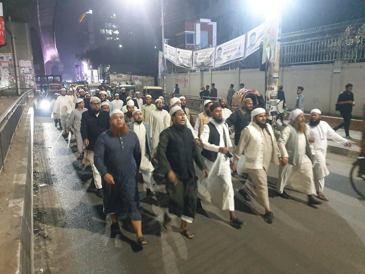 খুলনা ও ভোলায় ইসলামী আন্দোলনের নারী কর্মীদের ওপর হামলার প্রতিবাদে বিক্ষোভ মিছিল করে ইসলামী যুব আন্দোলন বাংলাদেশ ঢাকা মহানগর দক্ষিণ। জাতীয় প্রেসক্লাবের সামনে, ঢাকা; ৪ ফেব্রুয়ারি ২০২৬