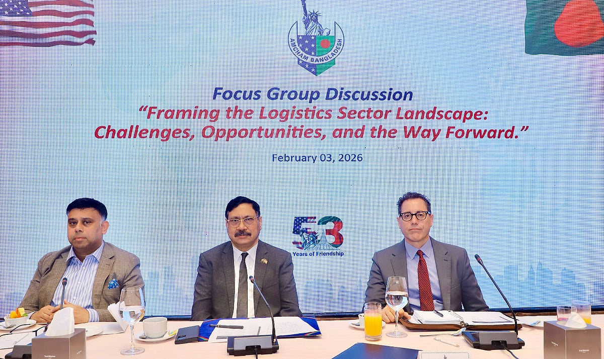 সরবরাহ খাতের প্রেক্ষাপট নির্মাণ: প্রতিবন্ধকতা, সম্ভাবনা ও ভবিষ্যৎ করণীয় শীর্ষক একটি অংশীজন আলোচনায় উপস্থিত অতিথিরা। গতকাল মঙ্গলবার রাজধানীর গুলশানের একটি হোটেলে